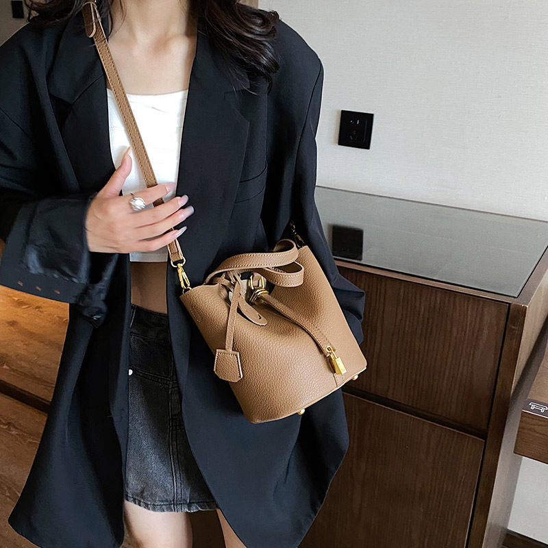 Fashionable Large Capacity Bag New Simple All-Match Shoulder Messenger Bag This Year Popular Texture Portable Bucket Bag
