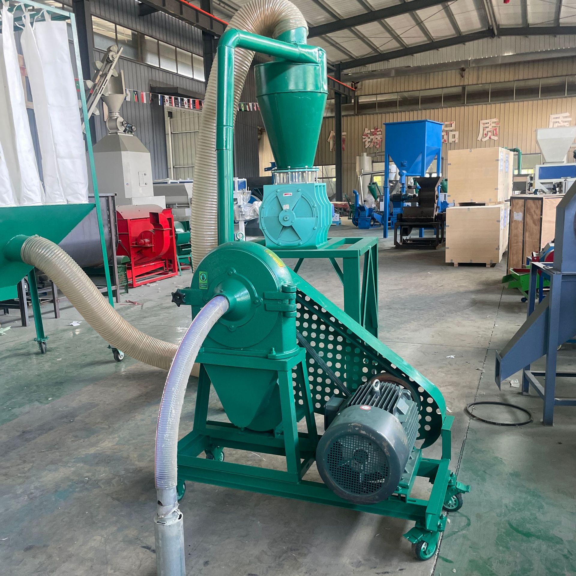 无尘自吸式多功能玉米粉碎机新款家用万能新型小型杂粮磨粉粉碎机