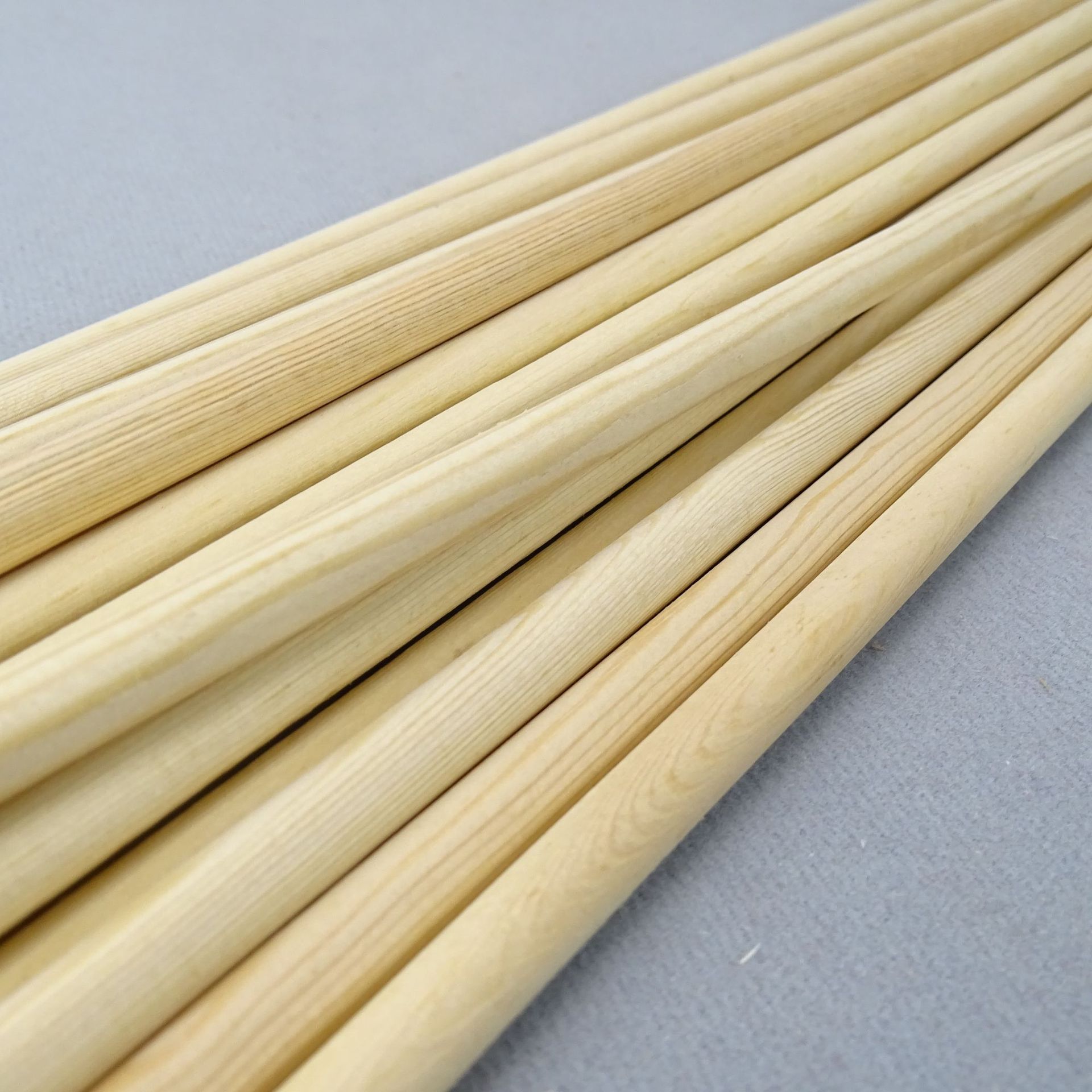 批发开背实心圆木棍武术风车棍木条瑜伽圆木棒窗帘杆挂衣棍