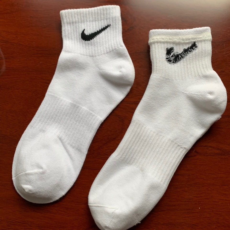 经典黑白耐克对勾袜子男女款中筒运动袜子批发