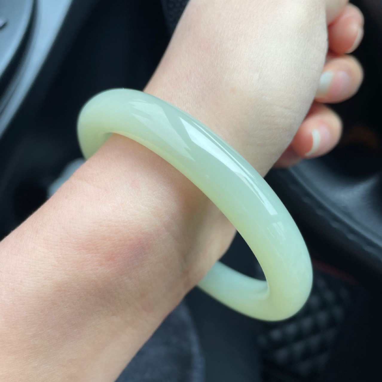 新疆和田玉优质青海料湖水绿手镯冰透水润料子过灯带证书终身保真