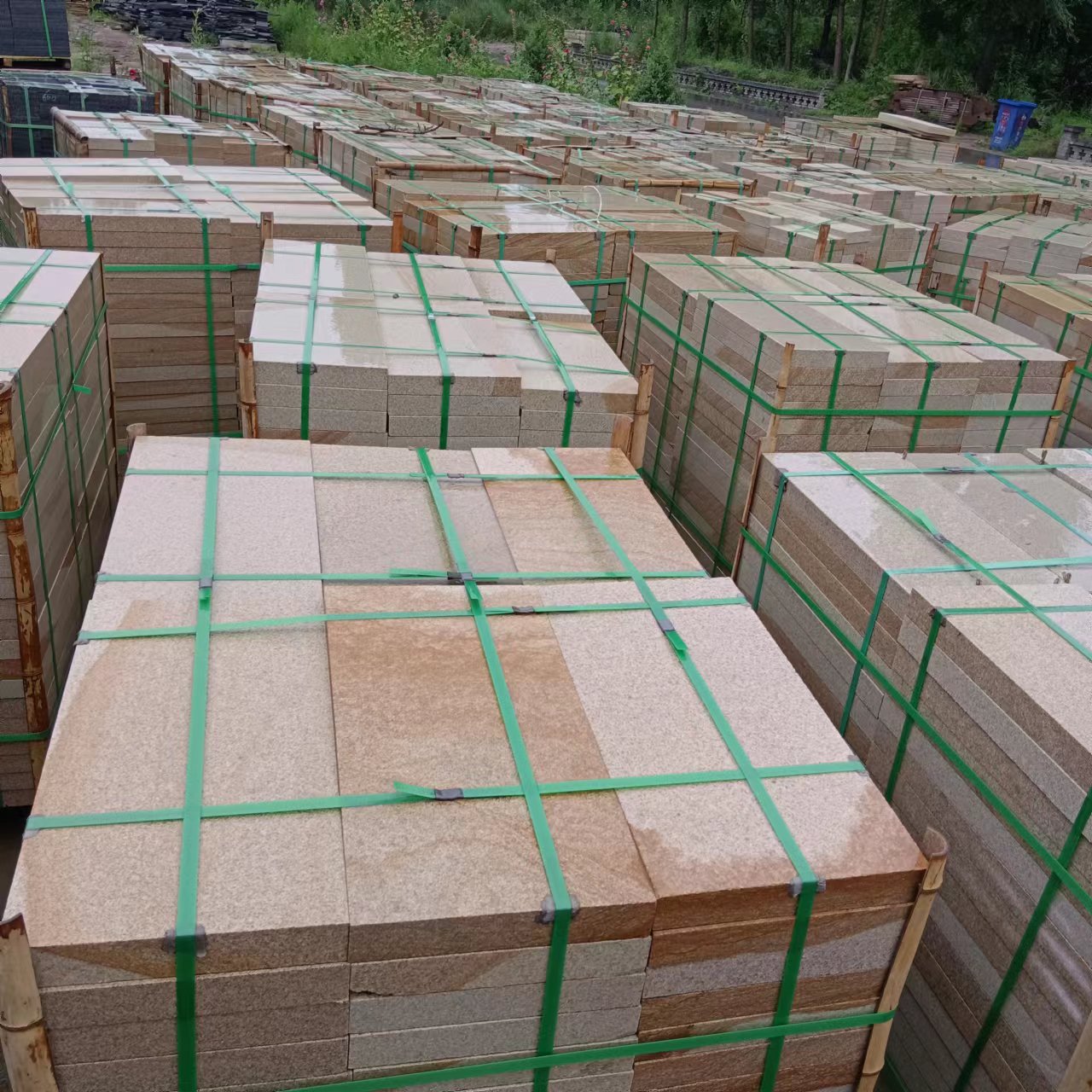 0成交26平方米柏坡黄石材 白色花岗岩青底小米黄喷砂板 园林庭院铺装