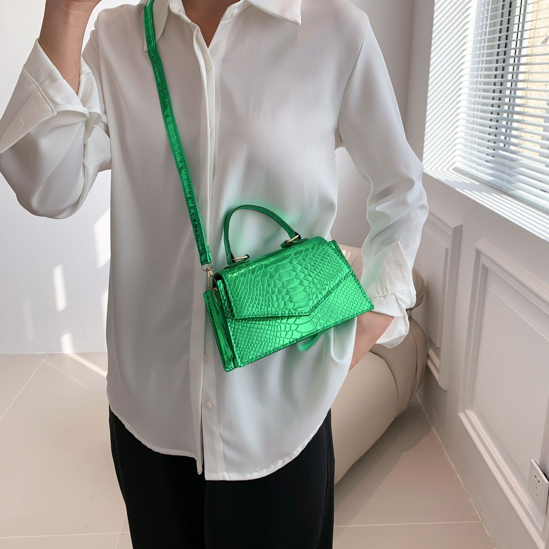 Ins Small Bag Women's Bag 2023 Summer New Retro Crocodile Pattern Small Square Bag Western Style Internet Celebrity Shoulder Messenger Bag