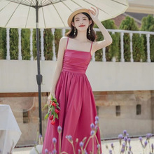 茶歇法式玫红色吊带连衣裙子女夏季新款褶皱收腰海边度假长裙