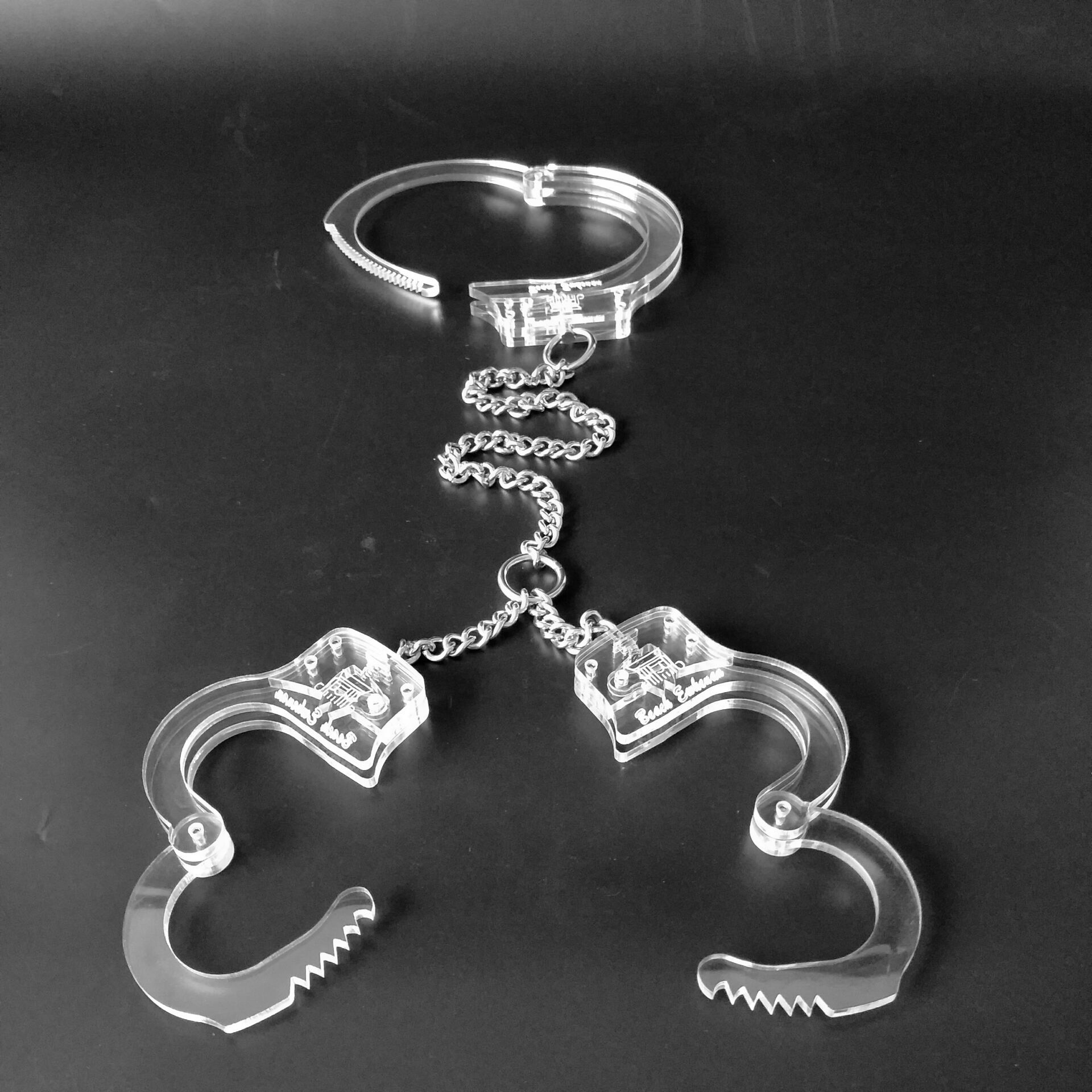 水晶手颈连铐材质:聚碳材质颜色:透明色尺寸:女用项圈内径12cm,手铐