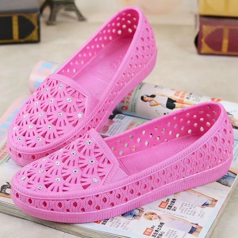 New Summer Closed Toe Flat Hole Shoes Mom Shoes Fashion Loafers Nurse Shoes Non-Slip Bathroom Sandals for Women