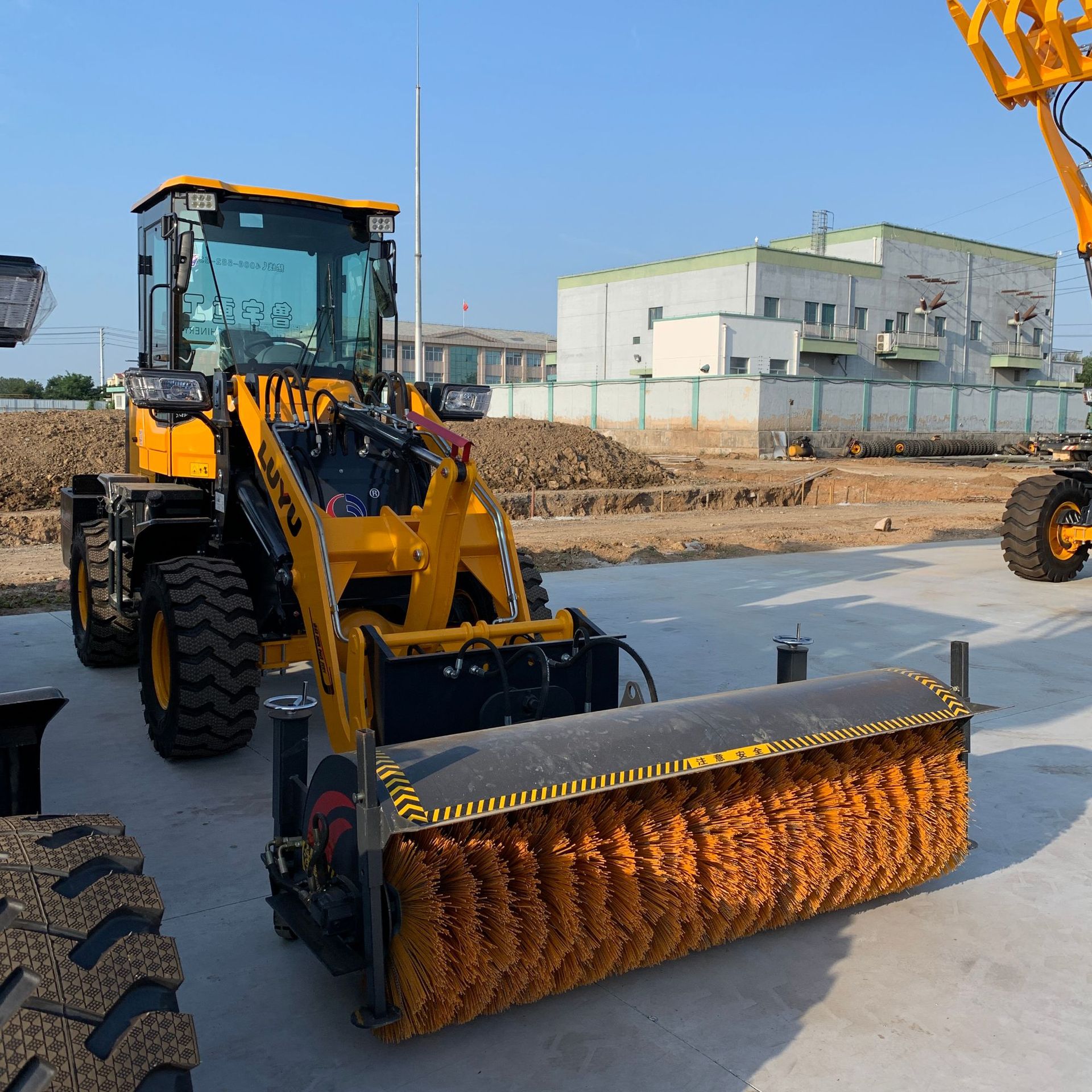 厂家供应鲁宇扫雪装载机路面积雪清扫省时省力多用途装载机