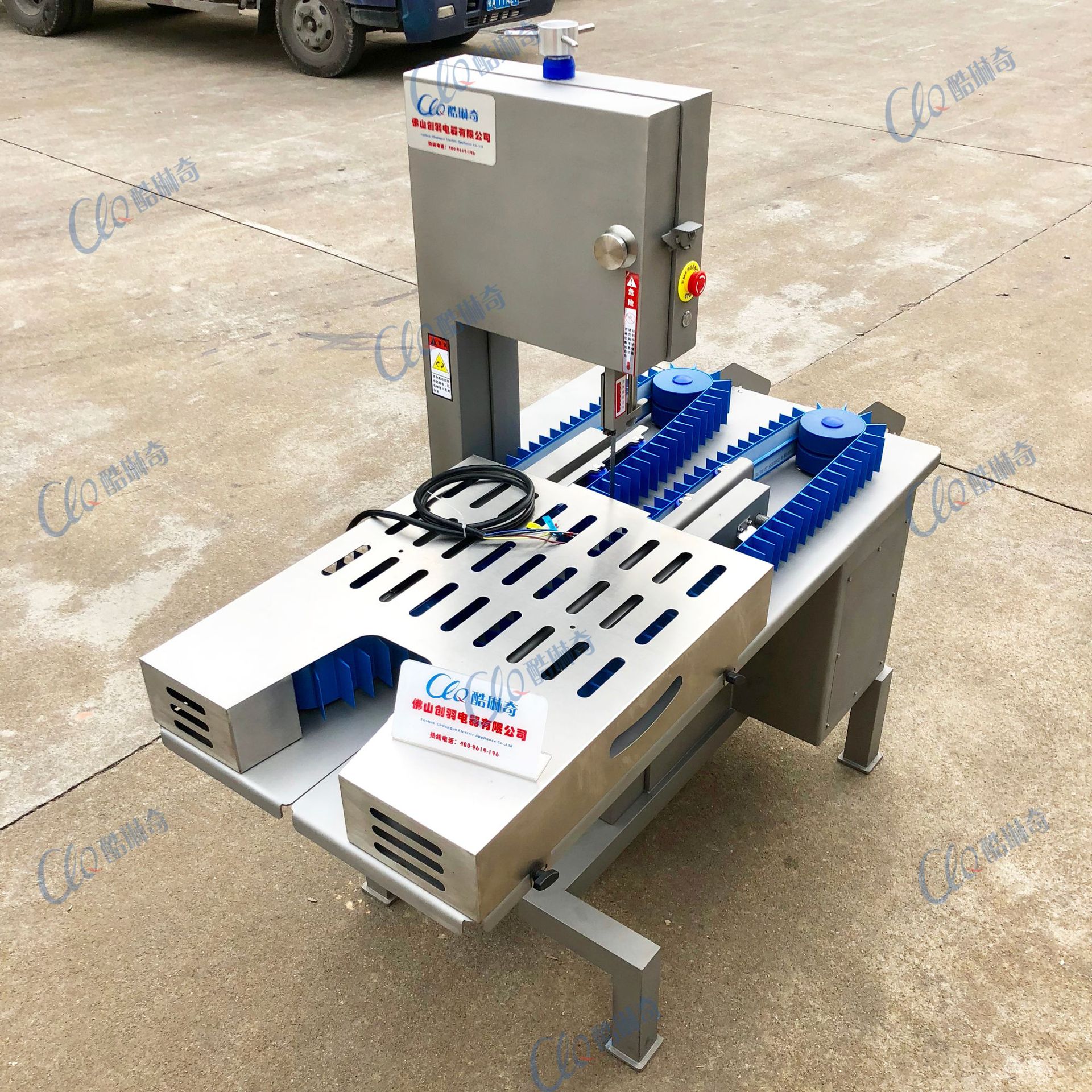 中央厨房配送牛蹄饭锯半设备 牛脚50cm长输送切割切半机劈半机