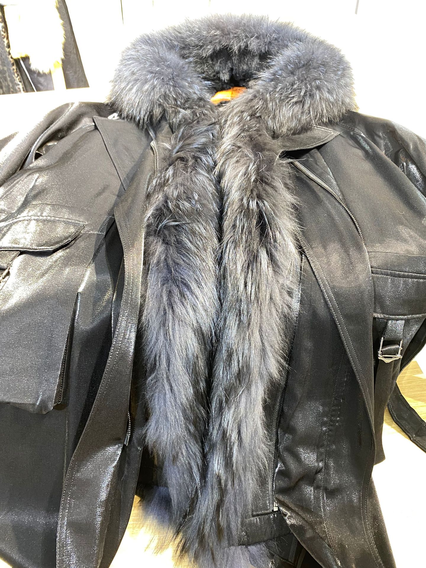 东北保暖海宁皮草工厂拿货渠道 狐狸大毛领s貂内胆皮草派k服批发