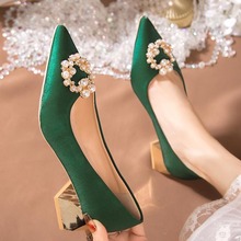 婚鞋女粗跟2024秋季新款珍珠秀禾婚纱两穿绿色尖头高跟结婚新娘鞋