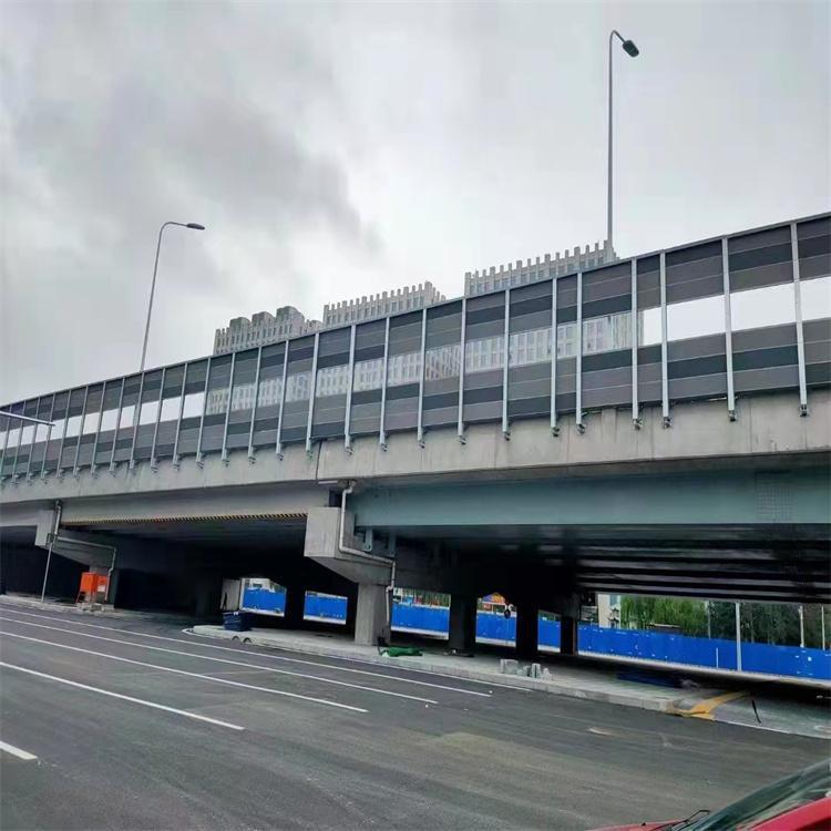 高架桥声屏障 透明玻璃钢隔音设备 金属筛孔吸音板 住宅区隔音墙