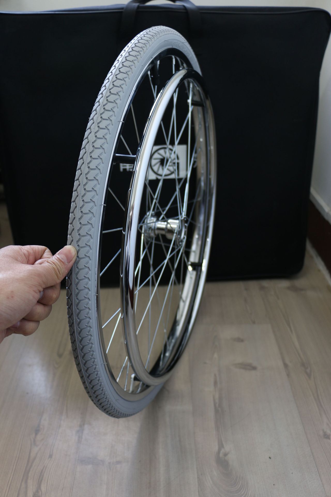 轮椅后轮组充气24寸花纹胎轮组轮椅配件防刺胎医疗用轮椅