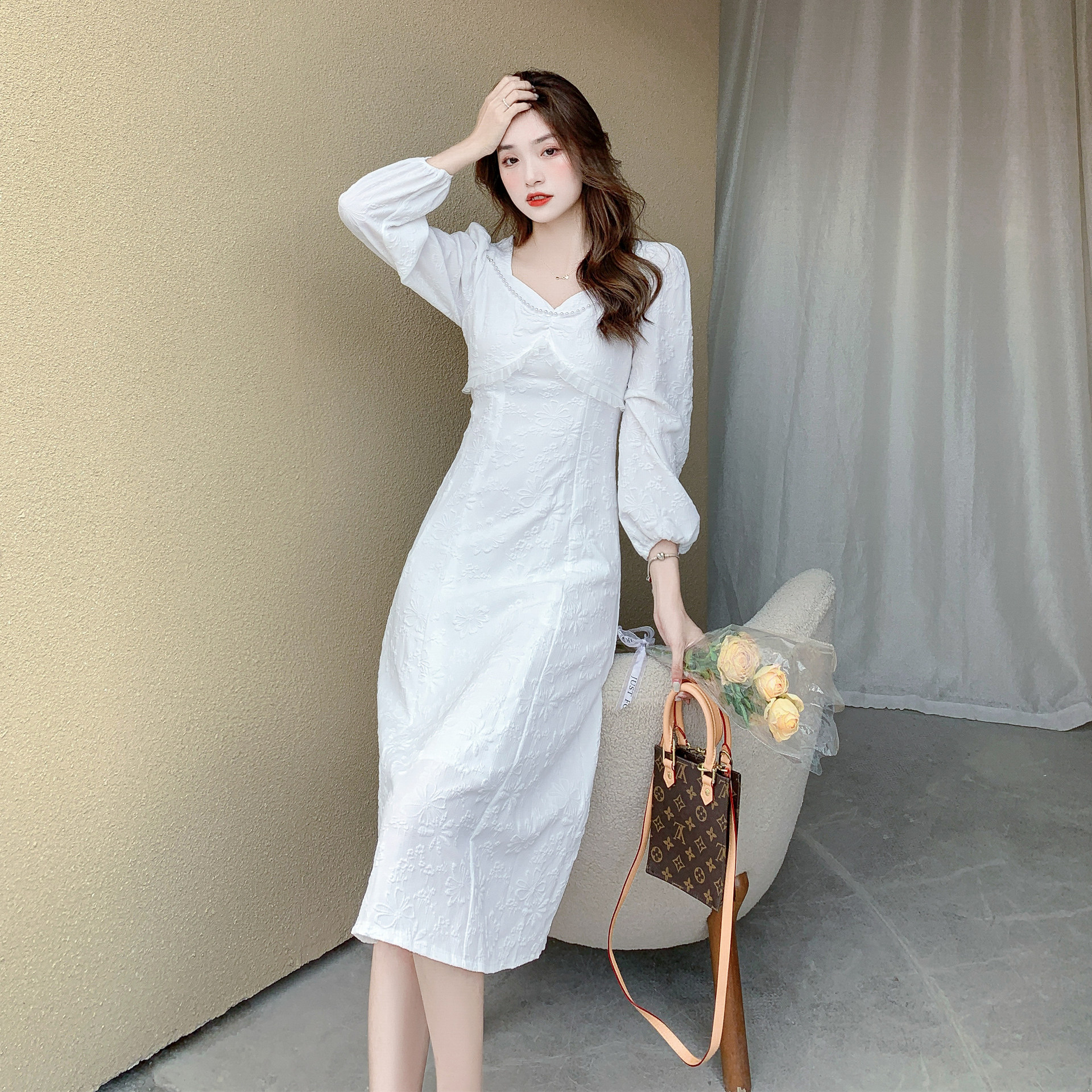 2021秋季新款法式复古设计感提花仙女风白色连衣裙珍珠泡泡袖长裙