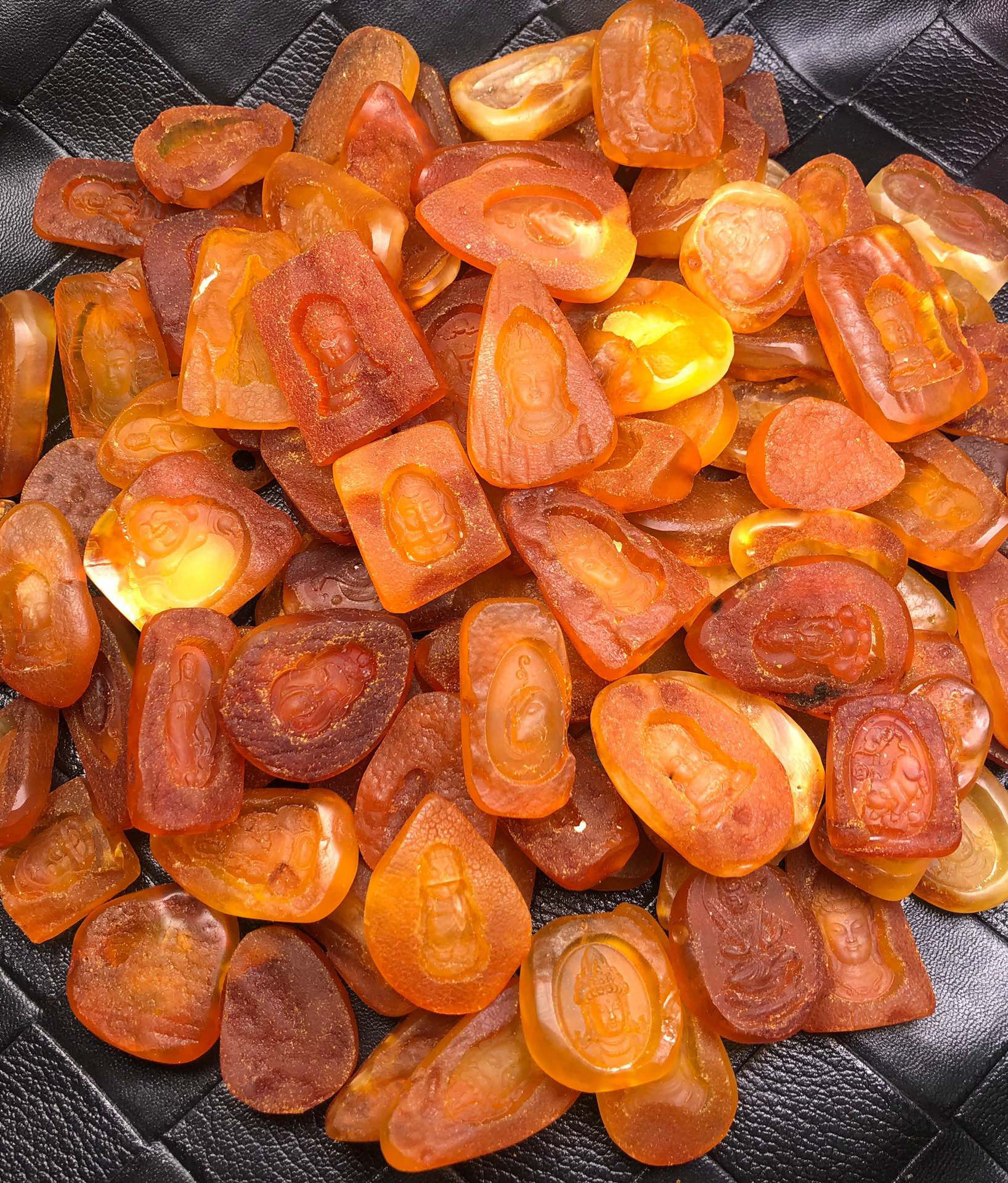 工厂直销精美琥珀蜜蜡天然蜜蜡观音宝宝佛关公生肖等题材品质很好