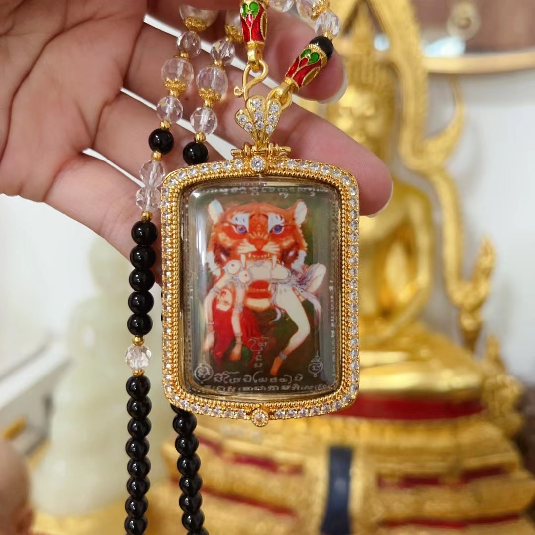 泰国佛牌阿赞奥断刀绝爱虎女牌镀金镶钻外壳原庙真品直播爆款