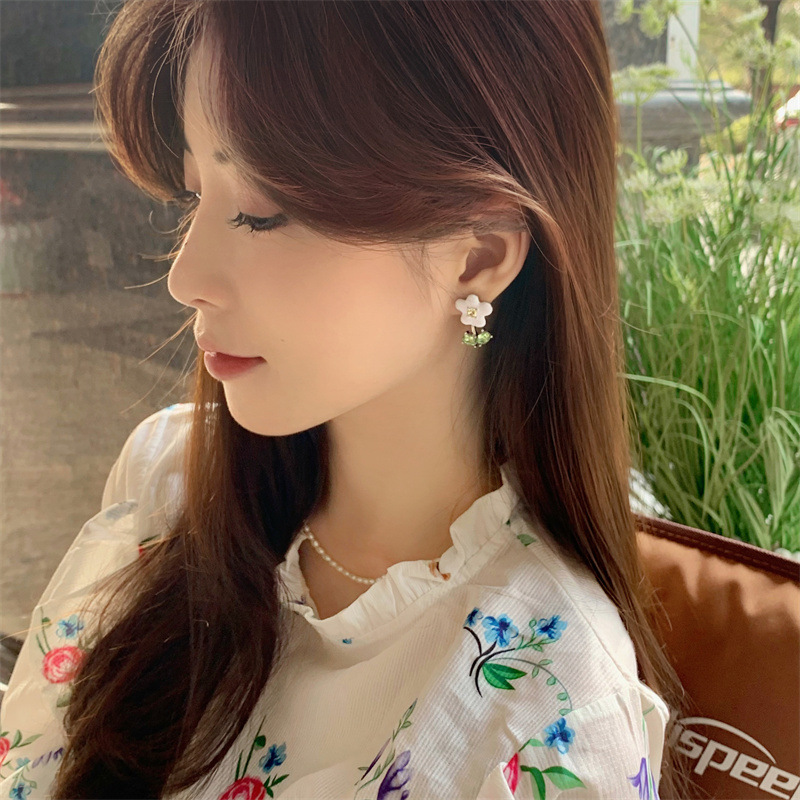 Star Zhou Yu Tong Same Style Cream Little Flowers Earrings Light Luxury Sweet Niche Design High-Grade Earrings Female Stud Earrings