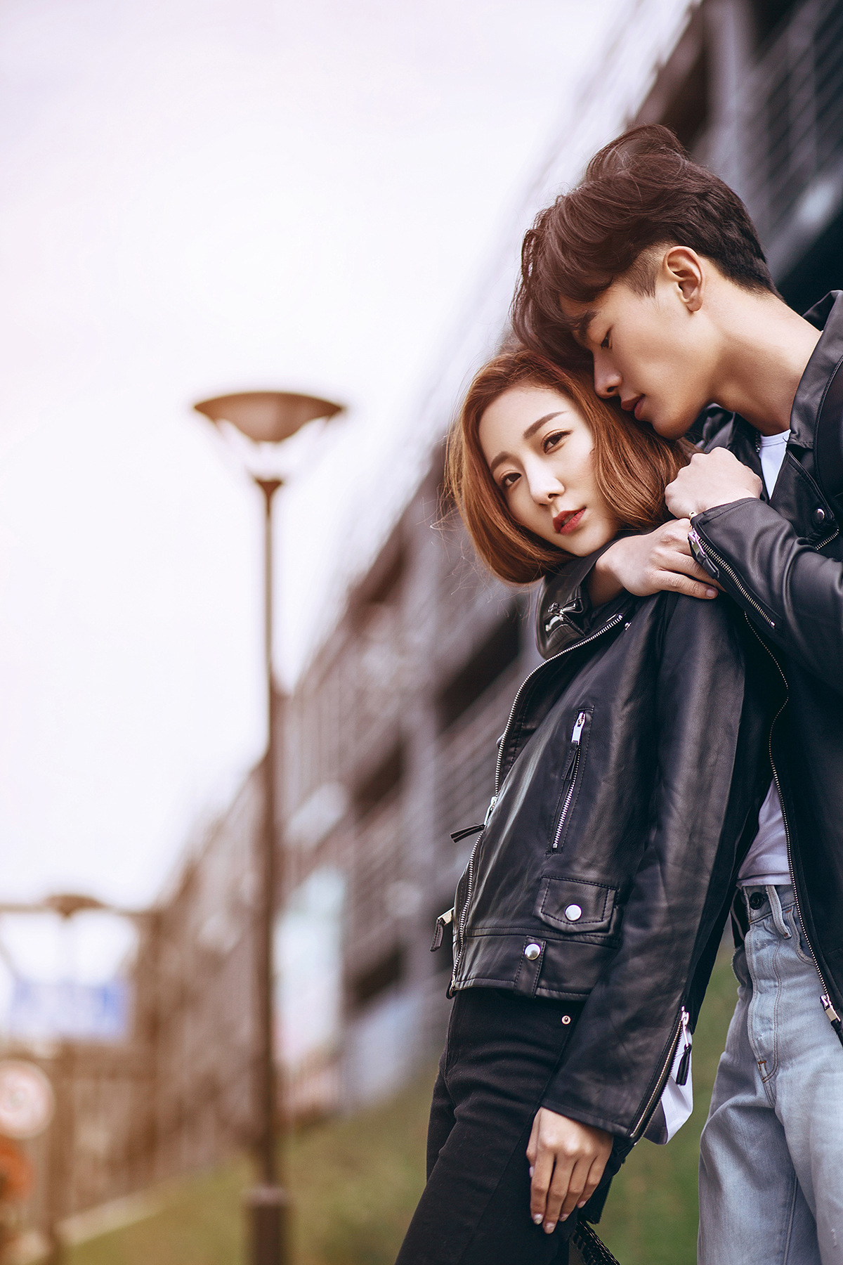 新款影楼主题情侣服装外景旅拍婚纱摄影城市街拍情侣拍照写真皮衣