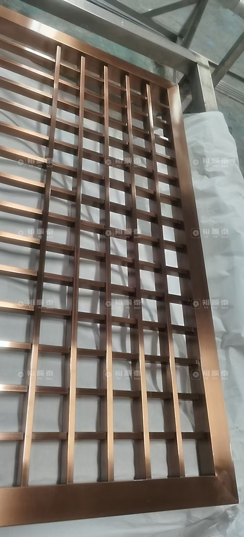 餐厅简约装饰金属格栅轻奢新中式镂空不锈钢山水画玻璃屏风隔断-阿里