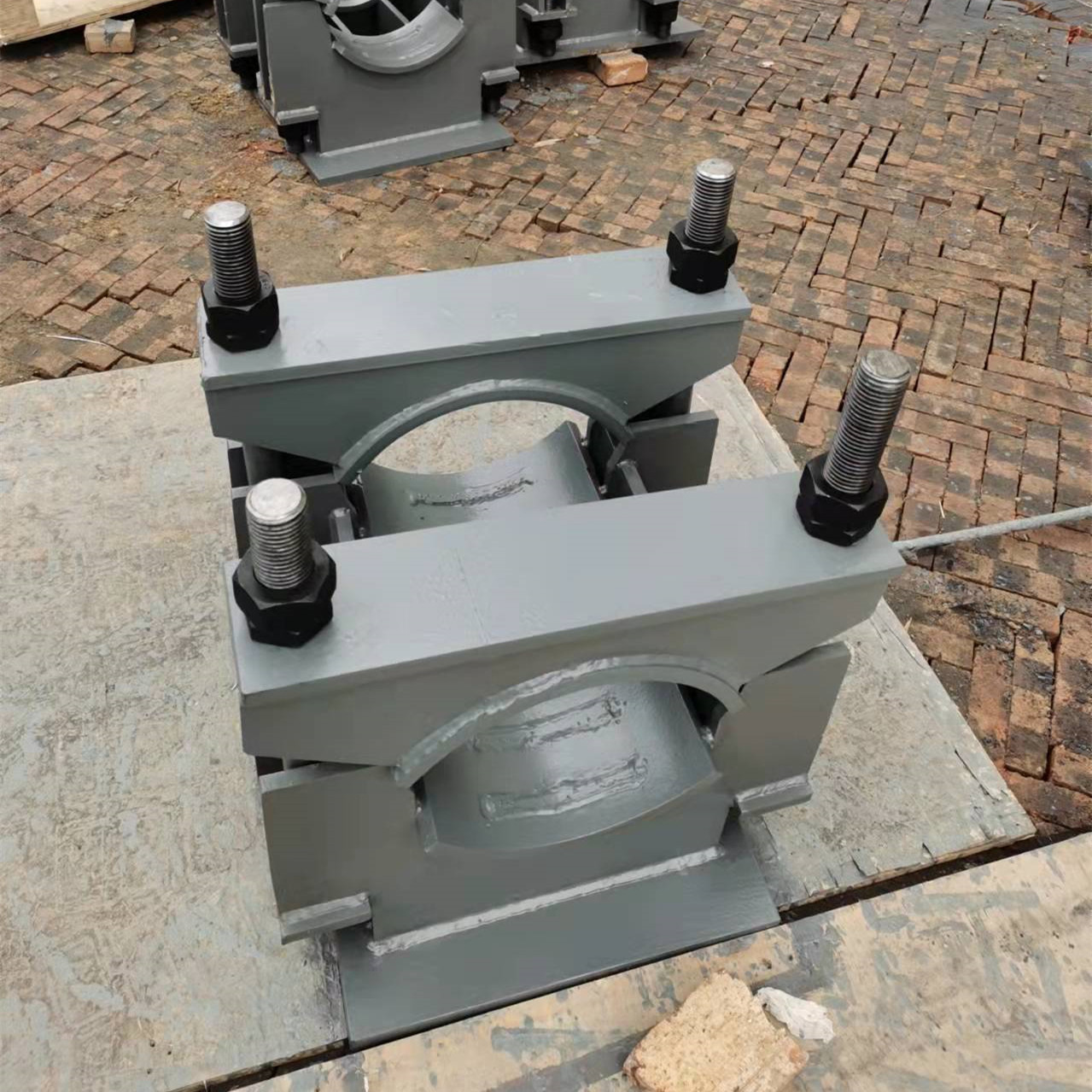 镀锌管托合金钢耐温z1固定z4管托双径向夹式导向支座管夹横担支架