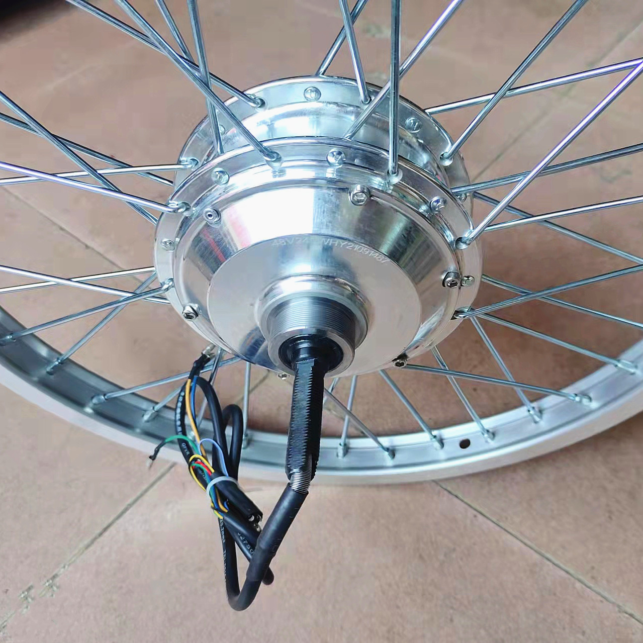 75锂电车电机后轮48v240w电动车涨刹电机后轮组250w