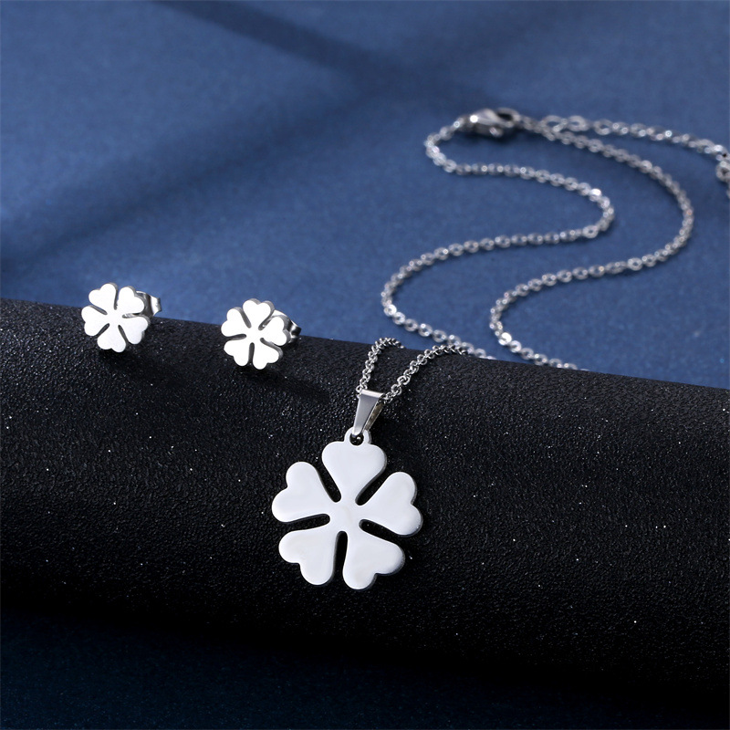 Korean Style New Personalized Necklace Small Flower Pendant Fresh Clavicle Chain Necklace Stainless Steel Love Heart Flowers Necklace and Earring Suit