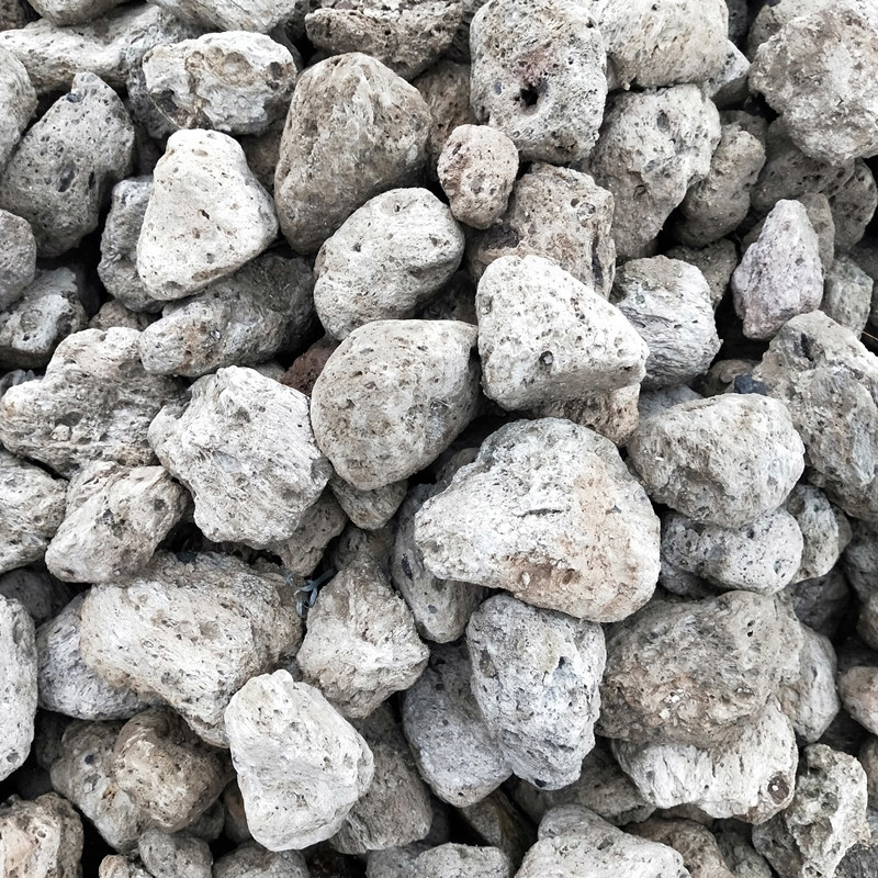 一种多孔状的喷出岩.状似炉渣,颜色浅淡,多为白色,灰白色,质轻(比重0.