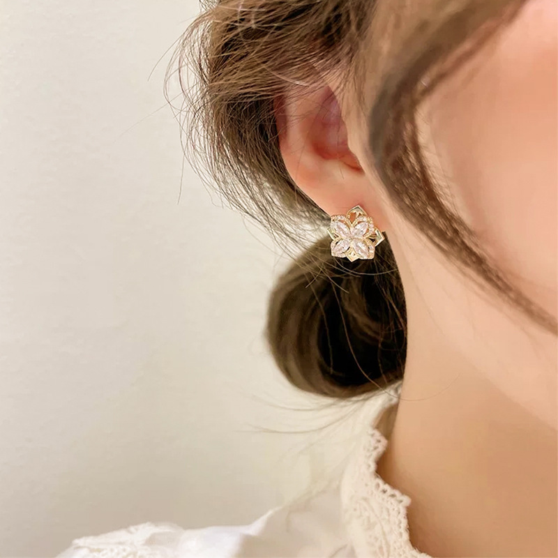 Sterling Silver Needle TikTok Same Style Rotating Four-Leaf Flower Stud Earrings Micro Inlaid Zircon Temperament Wild Flower Earrings