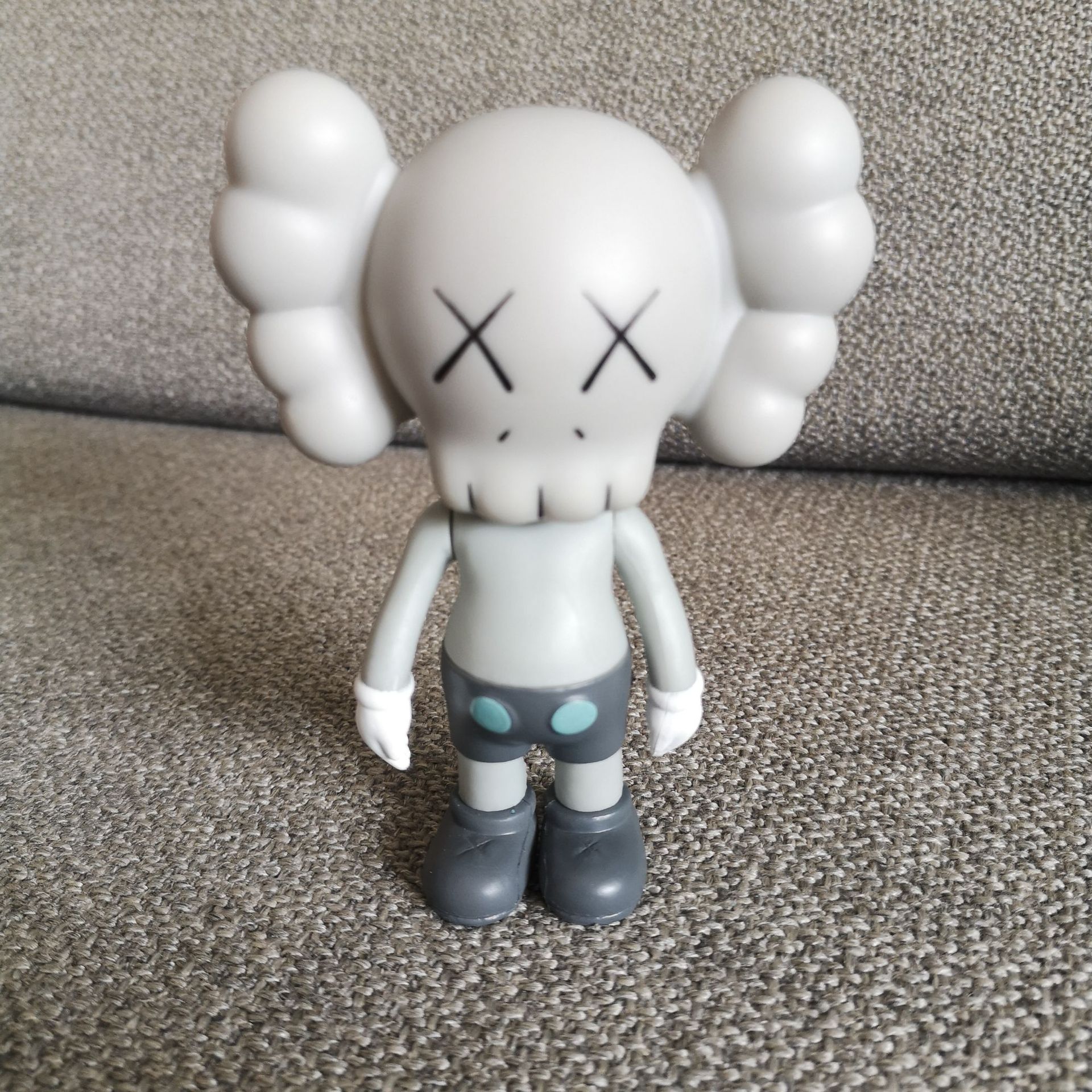 kaws考斯摇头xx手办汽车车内装饰车载摆件生日蛋糕烘焙公仔