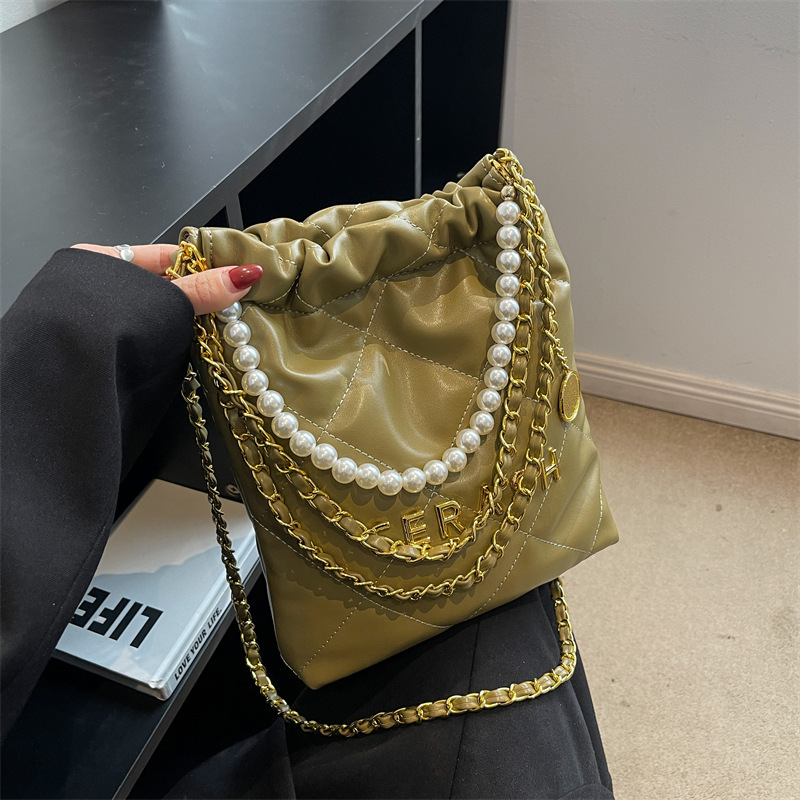 Large Capacity Commuter Diamond Pattern Bag 2022 New Casual Pearl Messenger Bag Women's Winter Shoulder Chain Bucket Bag