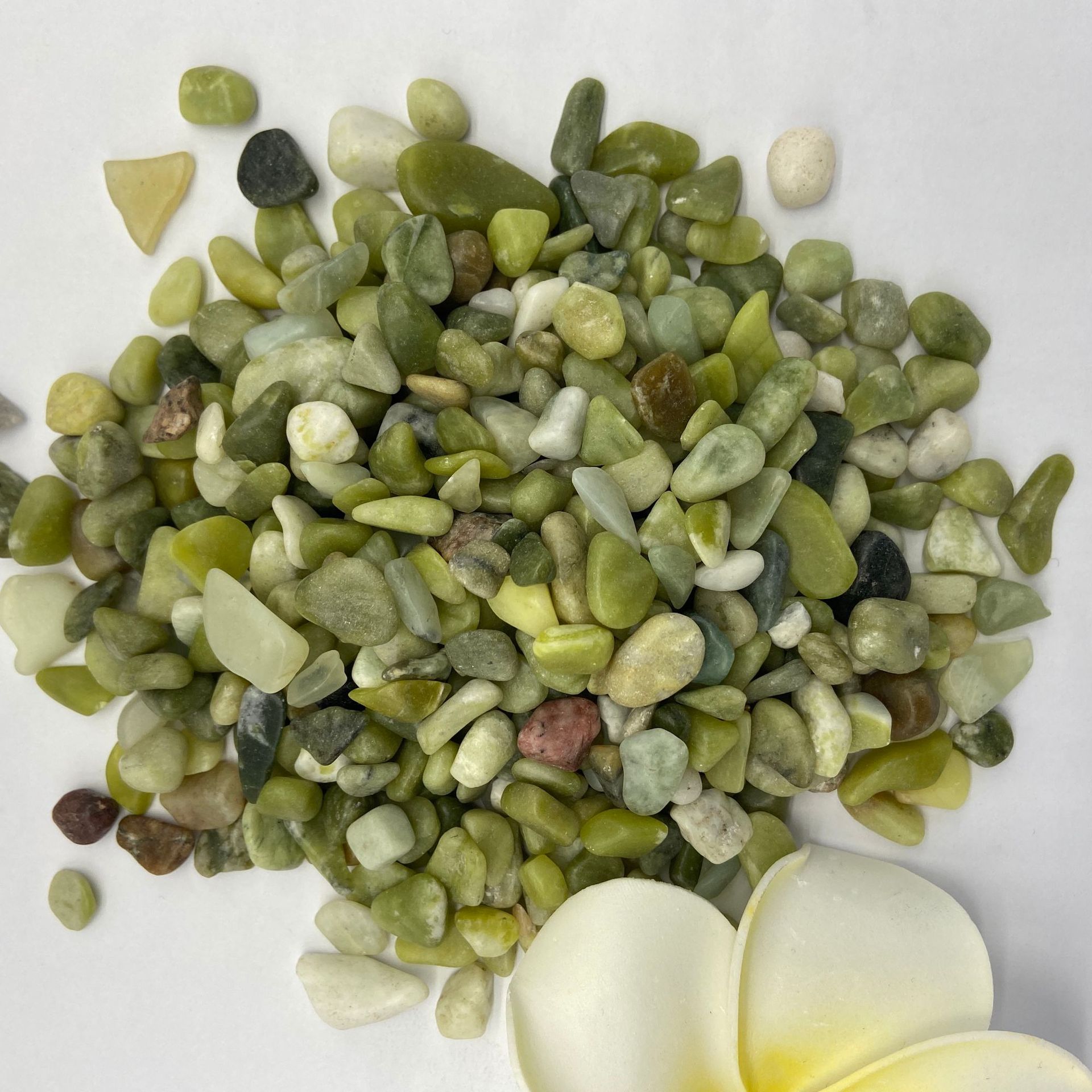 供应丹东绿玉石 汗蒸房沙疗床抛光玉石石子  水磨地面用丹东绿