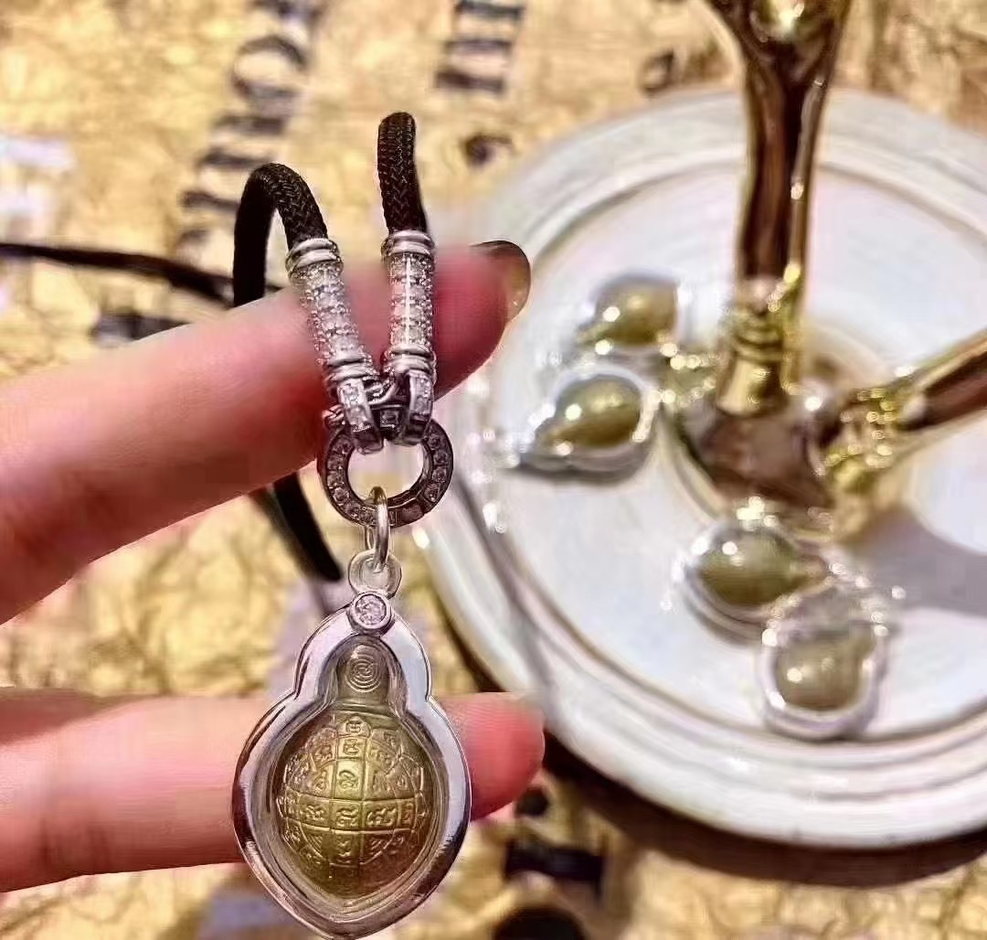 泰国佛牌真品 原庙恭请 龙婆银2560 清债财运龟 纯银带钻壳 佛牌