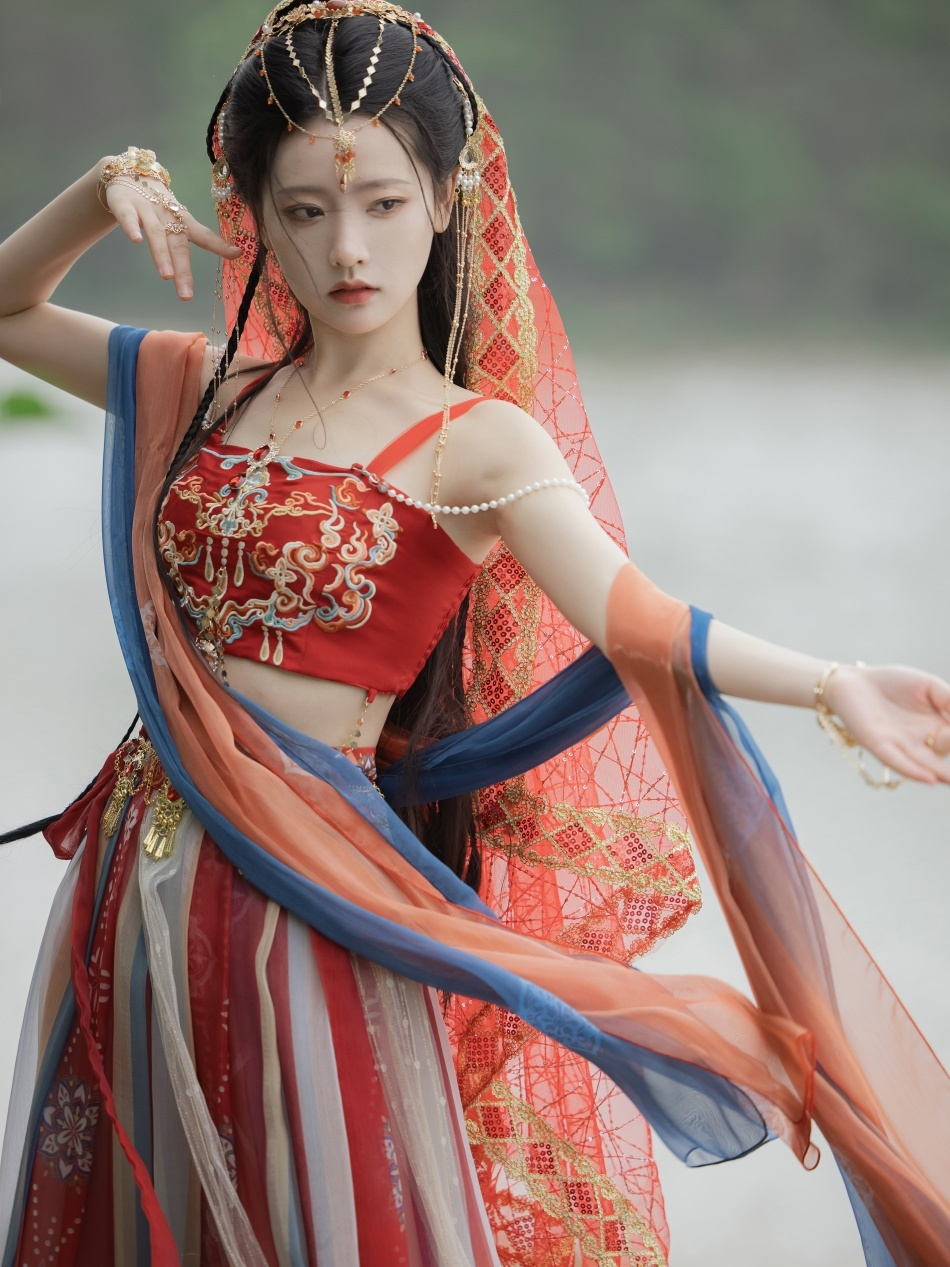 新款异域公主汉服西夏王妃飞天异域风汉服改良敦煌风西域少女日常