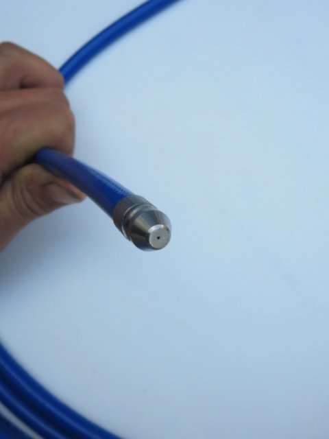 Floor heating pipe bleed cleaning and unblocking small wire hose connected to high-pressure cleaning machine thawing tap water dredging turns