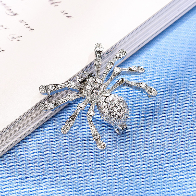 Heng Rao Best Selling Halloween Spider Brooch Male Personalized Insect Diamond Corsage Wholesale Cartoon Clothing Customization