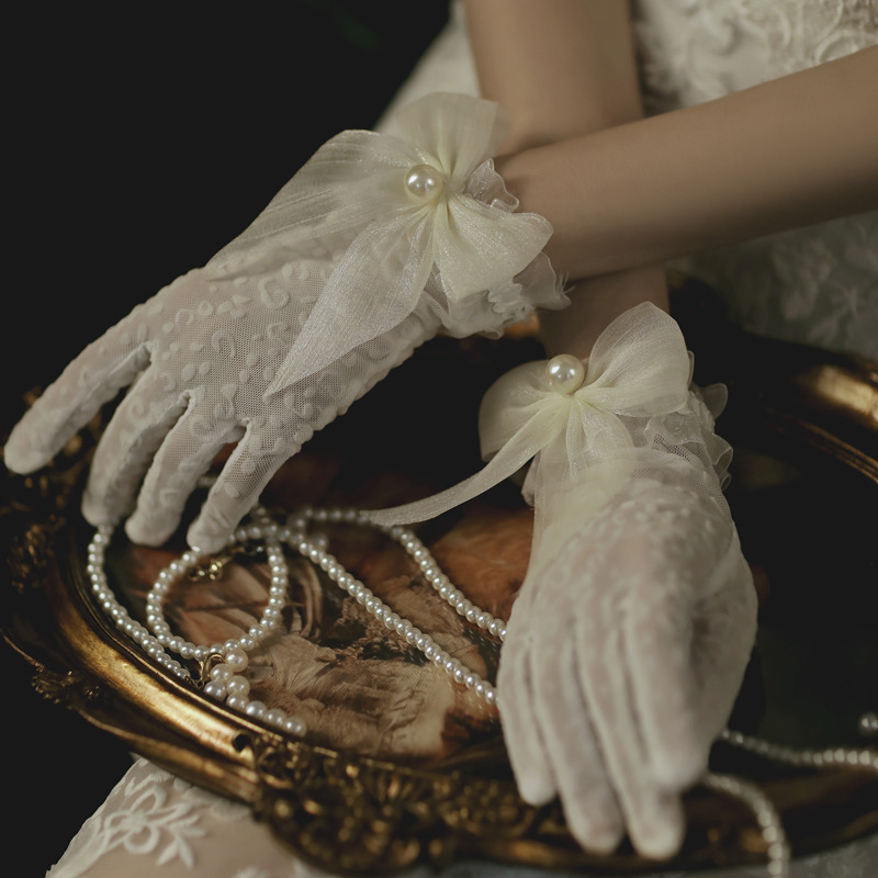 Korean-style bridal lace wedding gloves Milky White short bag five-finger short bow Pearl Daily Photo