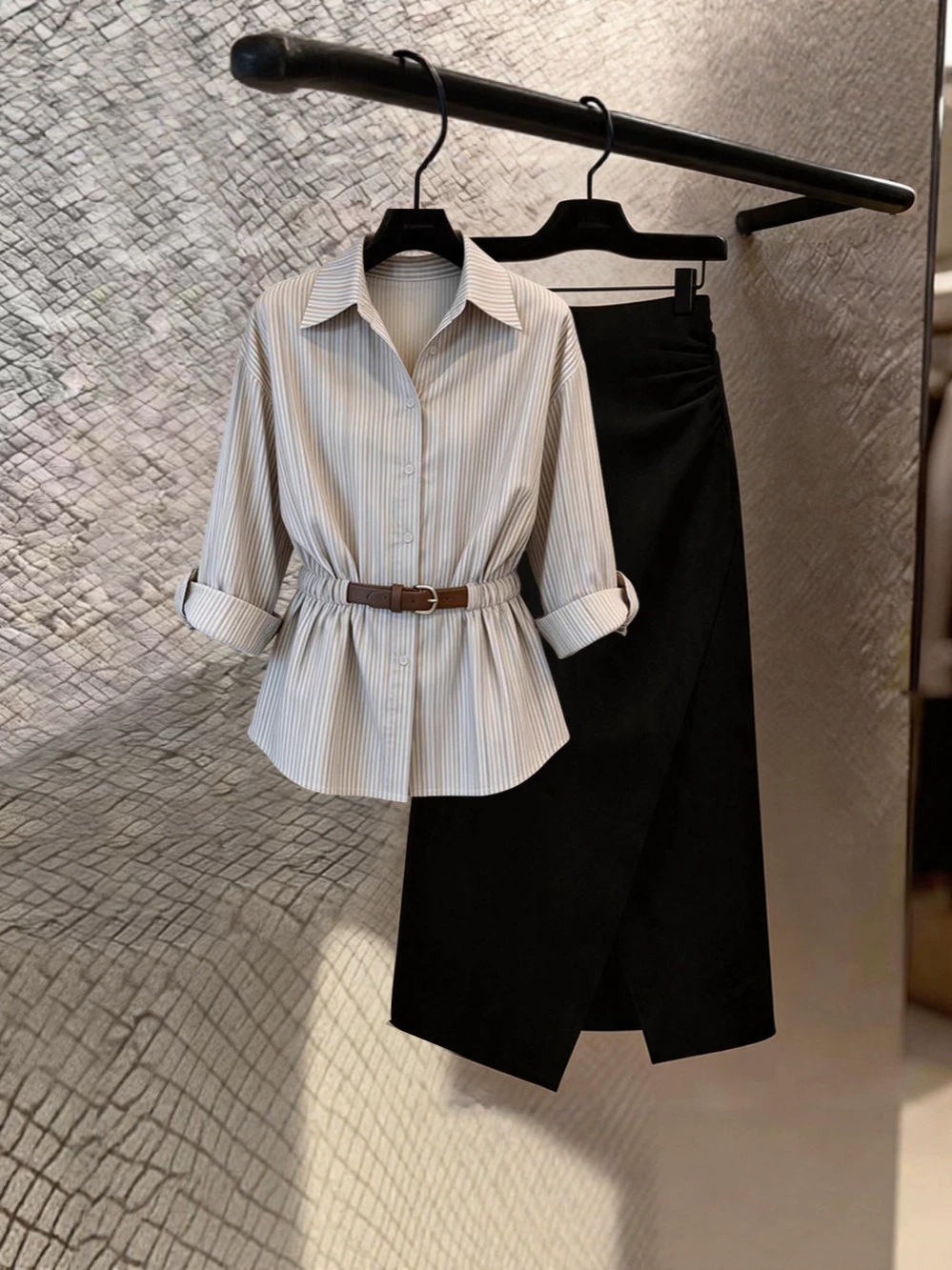 A Complete Set of Summer Outfits for Women, Plus-Size, with a High-End Feel, Including a Striped Shirt and a Skirt That Flatters the Figure and Hides the Belly
