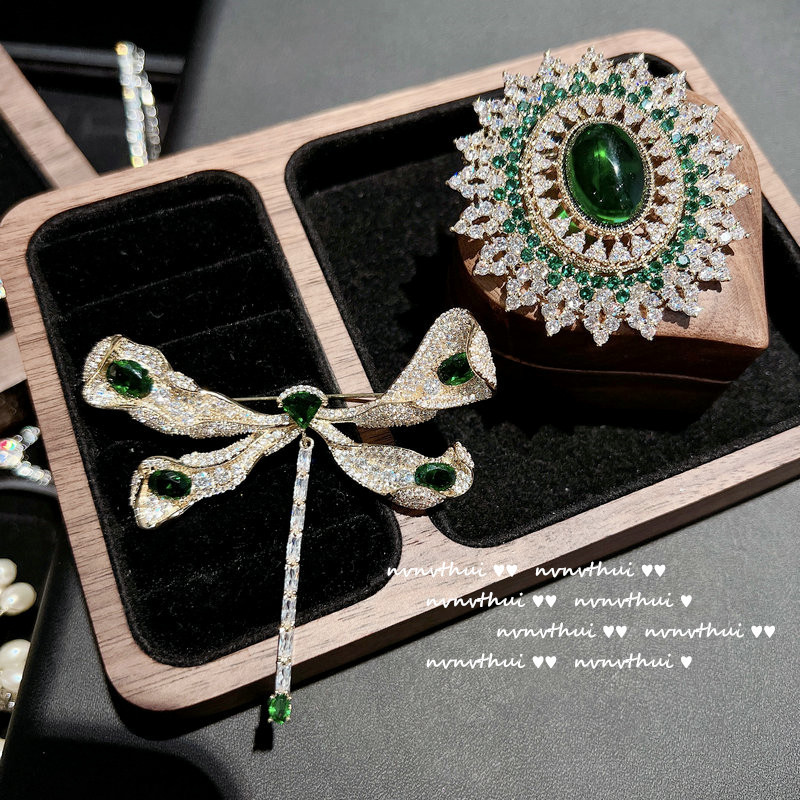 Victoria Emerald Gem Dragonfly Brooch Antique Sense Plated 18K Gold Honeycomb Pigeon Egg Zircon Brooch