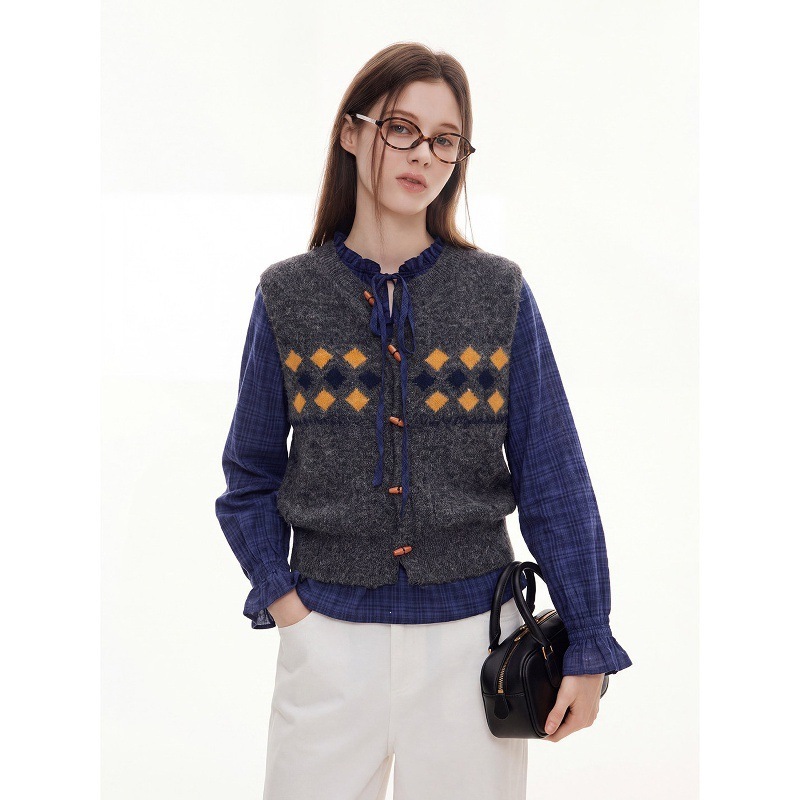 Retro versatile diamond-patterned jacquard knit vest for women, perfect for autumn layering, slimming, and creating a soft and comfortable look