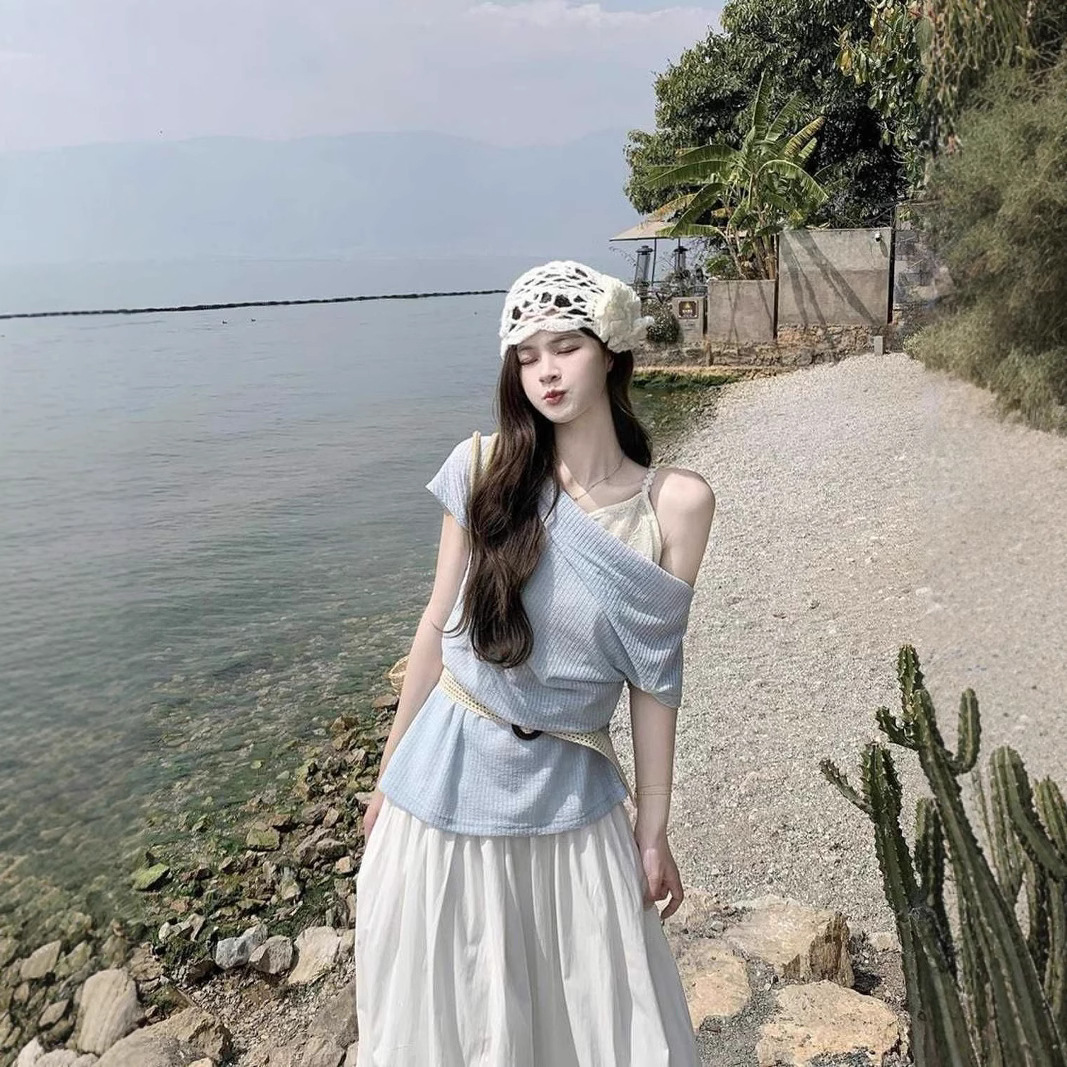 부드러운 스타일 노란색 슬랜트 칼라 어깨 반팔 최고 여성 여름 2025 새로운 슬림핏 슬리밍 스위트 스파이스 걸 티셔츠