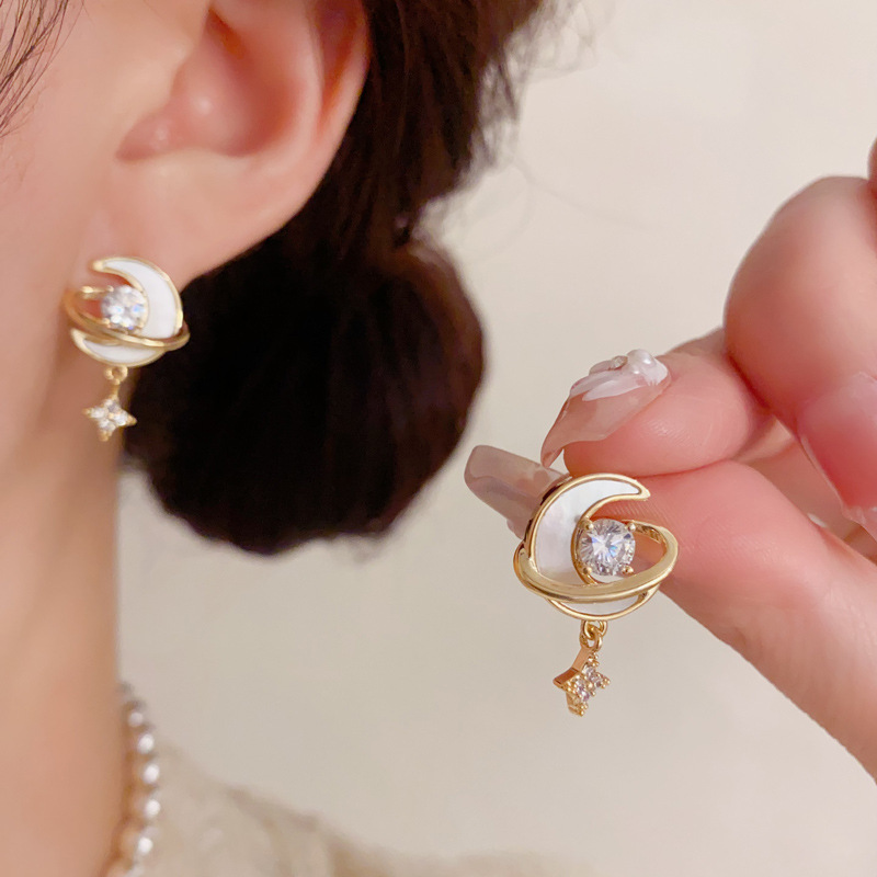 Niche Fashion Versatile High-End Diamond-Encrusted Shell Star and Moon Earrings for Women, Personalized Exquisite Simple Commuter Earrings Wholesale