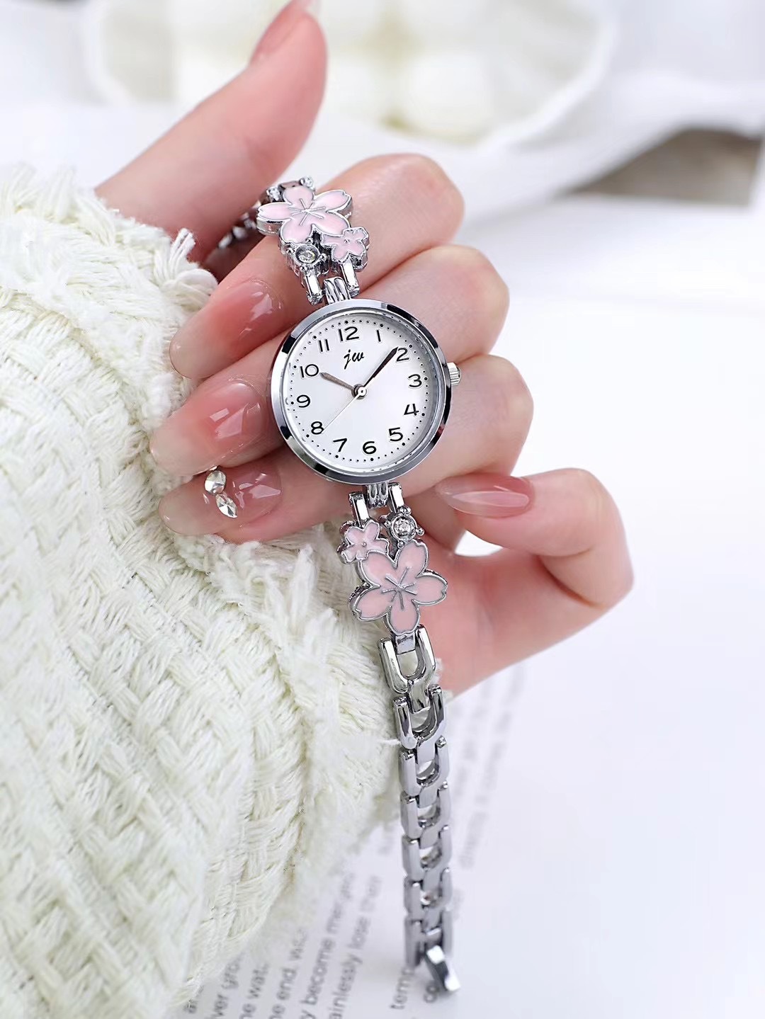 New cherry blossom decorated bracelet watch, silver steel band quartz watch for women, cross-border e-commerce exclusive, in stock wholesale.