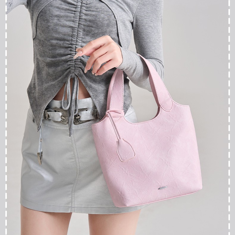 European and American retro oil-waxed leather women's handbag for work and commuting, new trendy, simple, versatile and beautiful women's underarm tote bag.
