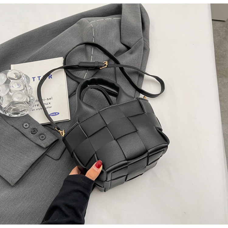 Korean style woven handbag for women, 2025 autumn new style, simple and versatile vegetable basket shoulder/crossbody bag.
