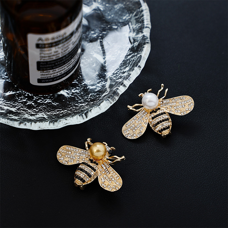 High-End Niche Full Diamond Bee Pearl Brooch Women's Anti-Exposure Buckle Artifact Collar Pin Corsage Clothing Accessories