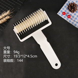Manual roller type noodle cutting lightweight non-slip pizza knife easy to clean plastic dough hob with shaft baking tools