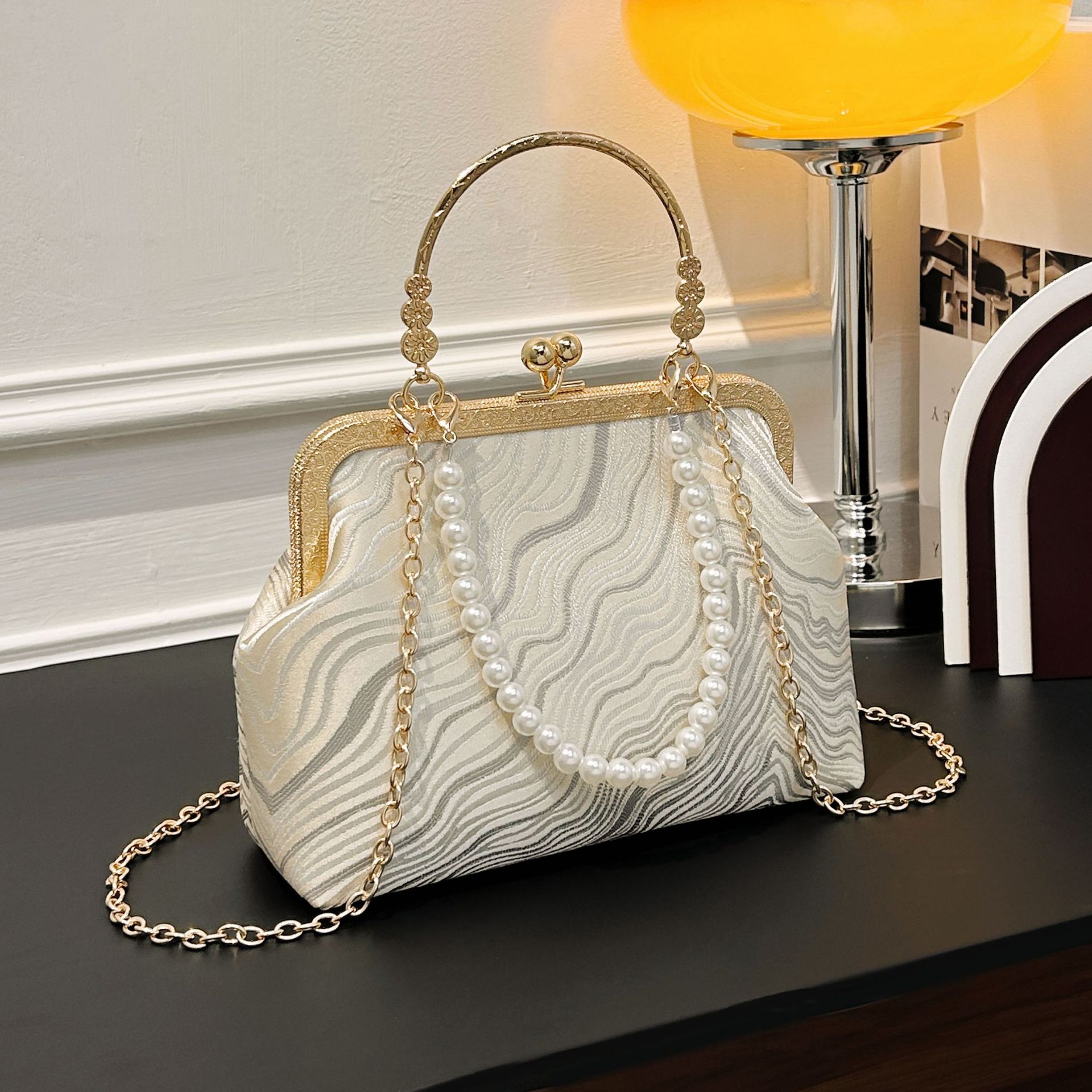 Crossbody bag with cliff pattern, a new Chinese style, versatile cheongsam bag, women's shoulder bag, retro clasp bag.