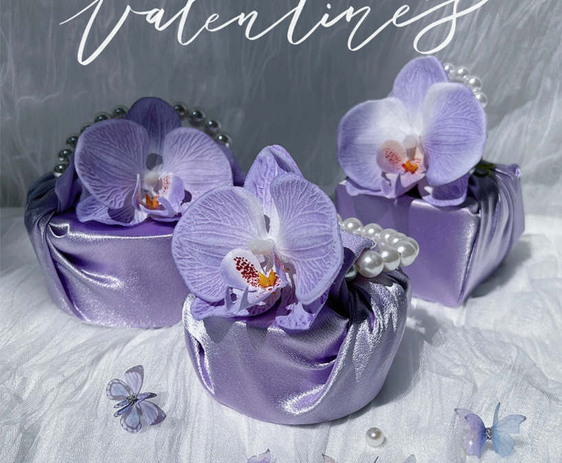 Pearlescent furoshiki packaging, thick fabric, popular on Xiaohongshu (Little Red Book) for wedding candies and souvenirs.