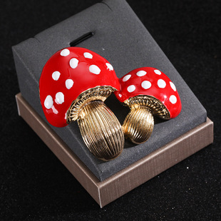 Factory wholesale cartoon mushroom brooch cute oil drop creative simple niche casual party clothing accessories