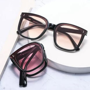 Folding trendy sunglasses women's 2025 new high-level sunscreen UV ultra-light glasses fashion sunglasses