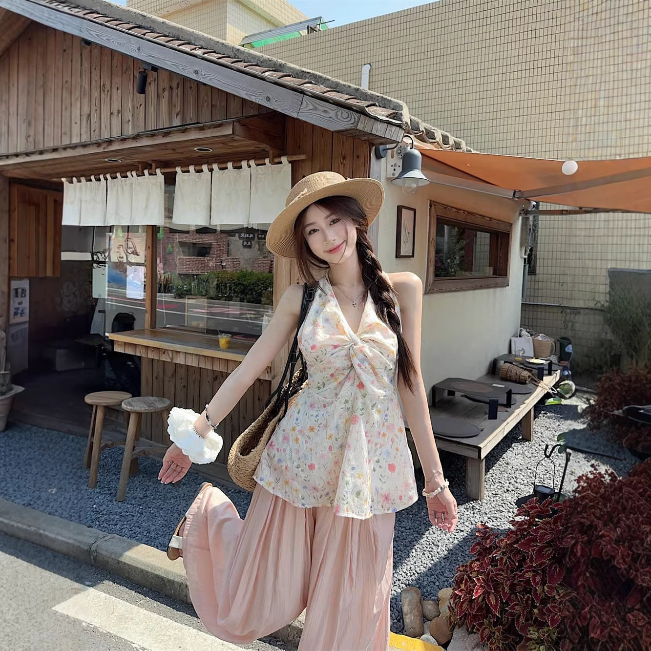 La Chapelle Sweet Floral Halter V-Neck Sleeveless Tank Top for Women 2026 Summer New Style Waist-Cinching Slimming Camisole Top